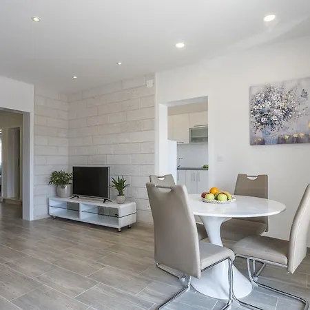 Biserka Apartman Bol